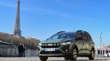 Dacia Jogger road-trip - Opposite Eiffel Tower